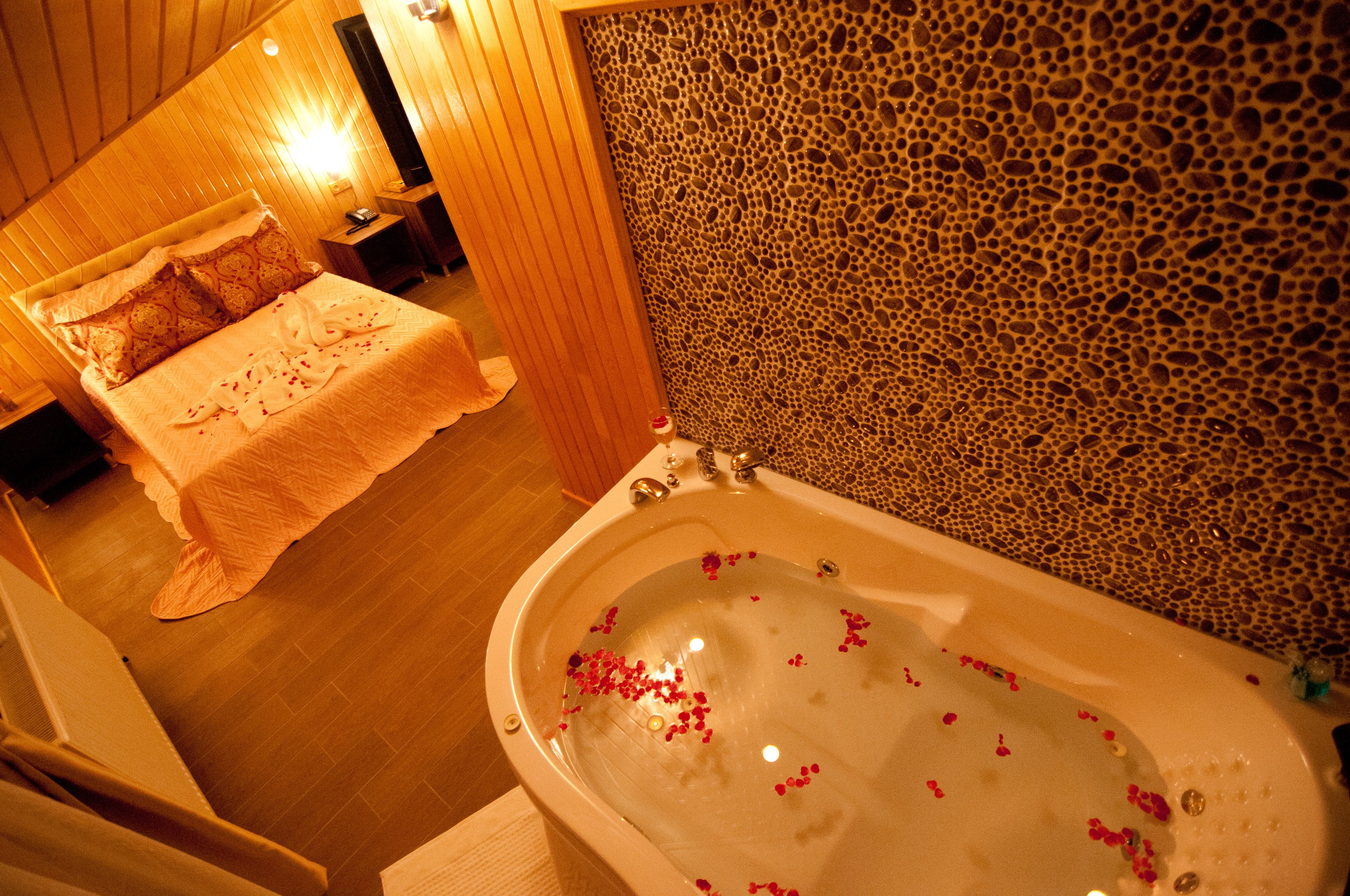 superior double room, balcony | jetted bathtub