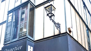 A modern building with a sign for 'Quartier hostelbilbao'. - Quartier Bilbao Hostel (Bilbao)