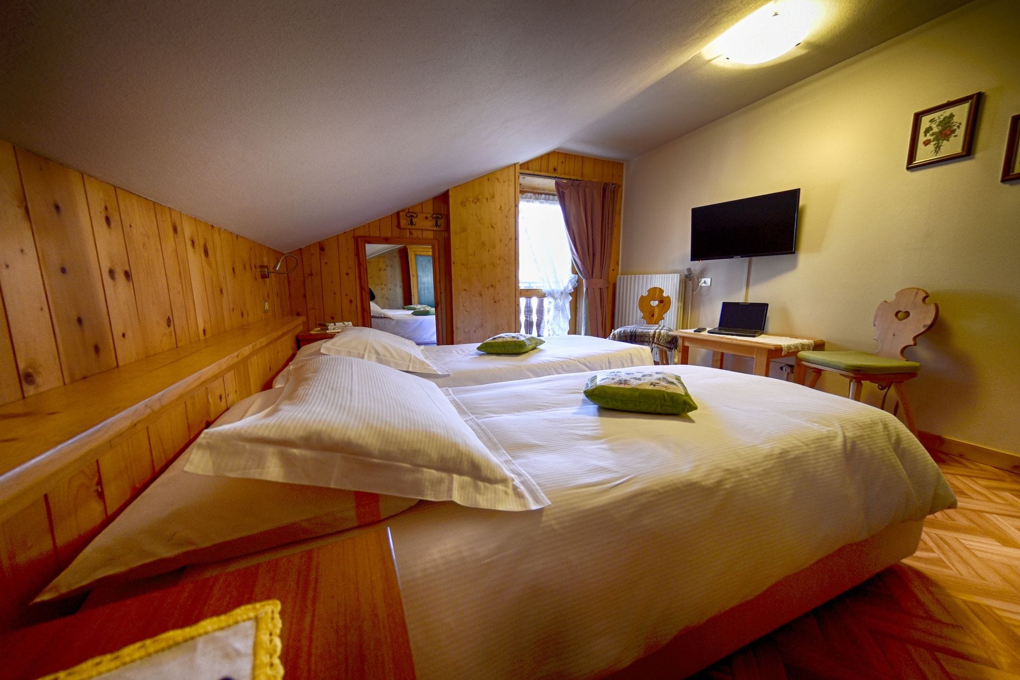 family room | in-room safe, desk, soundproofing, free wifi