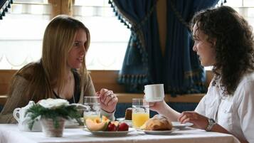 每日供應吃到飽早餐 (每人 EUR10.00)