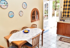 Villa, 3 chambres | Cuisine privée | Réfrigérateur, un four, cafetière-théière, bouilloire électrique