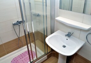 Standaard appartement | Badkamer | Een douche, gratis toiletartikelen, een haardroger, handdoeken