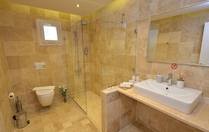 Dusche, kostenlose Toilettenartikel, Haartrockner, Hausschuhe