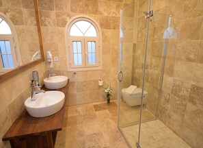 Shower, free toiletries, hair dryer, slippers - Villa Blanche Otel (Cesme)