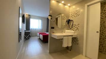 Tweepersoonskamer | Badkamer | Een douche, gratis toiletartikelen, een haardroger, handdoeken