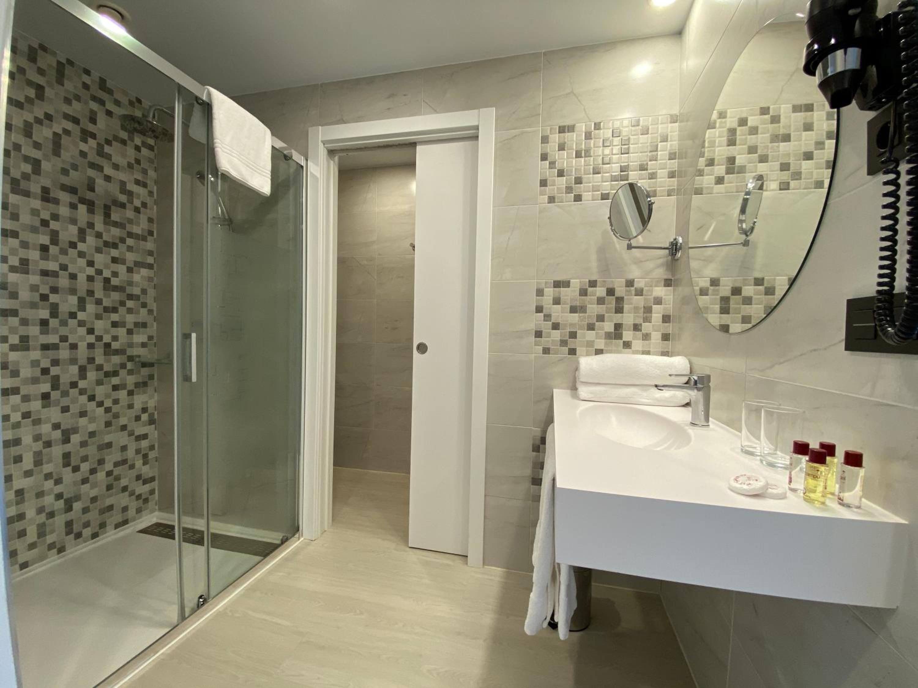 shower, free toiletries, hair dryer, towels