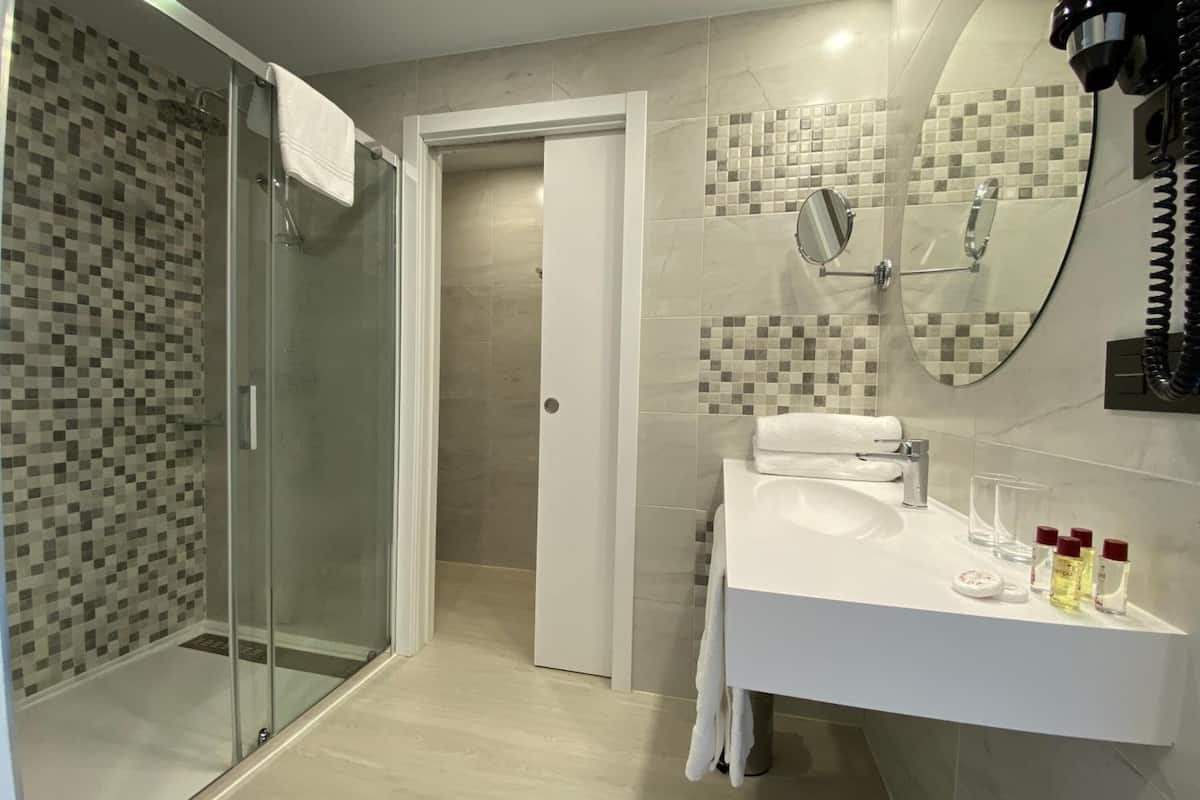 shower, free toiletries, hair dryer, towels