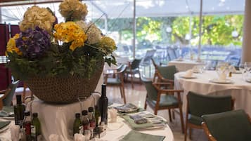 Petit-déjeuner, déjeuner et dîner servis sur place