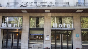 Un hotel con bar y un cartel que indica 'Hotel Segle XX'.