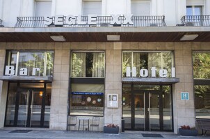 Un hotel con bar y un cartel que indica 'Hotel Segle XX'.