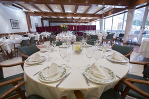 Breakfast, lunch and dinner served - Hotel Segle XX (Tremp)