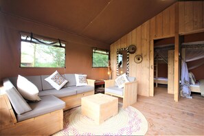 Luxe kamer, Meerdere bedden, niet-roken, uitzicht op tuin | Woonruimte