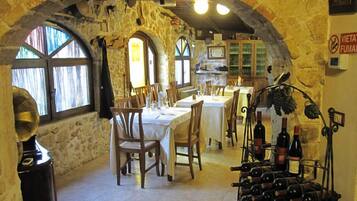 Aperto a pranzo e cena, cucina locale