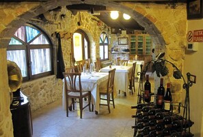 Se sirven comidas, cenas y cocina local 