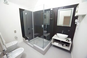 Suite | Salle de bain | Douche, articles de toilette (gratuits), séchoir à cheveux, pantoufles