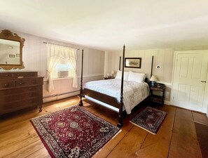 Room, 1 Queen Bed | Premium bedding, iron/ironing board, free WiFi, bed sheets - Colonel Spencer Inn (Campton)