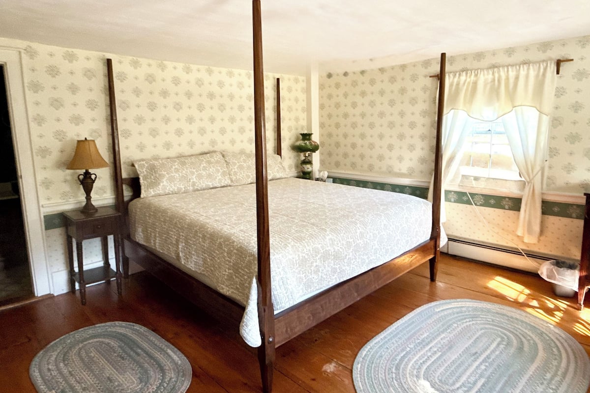 Quarto, 1 cama King | Roupas de cama premium, ferros/tábuas de passar roupa, Wi-Fi de cortesia