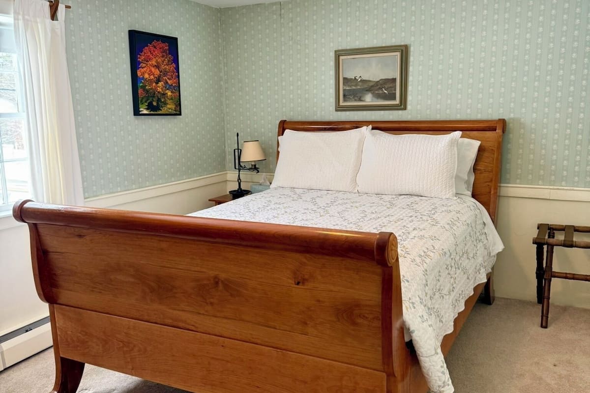 Room, 1 Queen Bed | Premium bedding, iron/ironing board, free WiFi, bed sheets