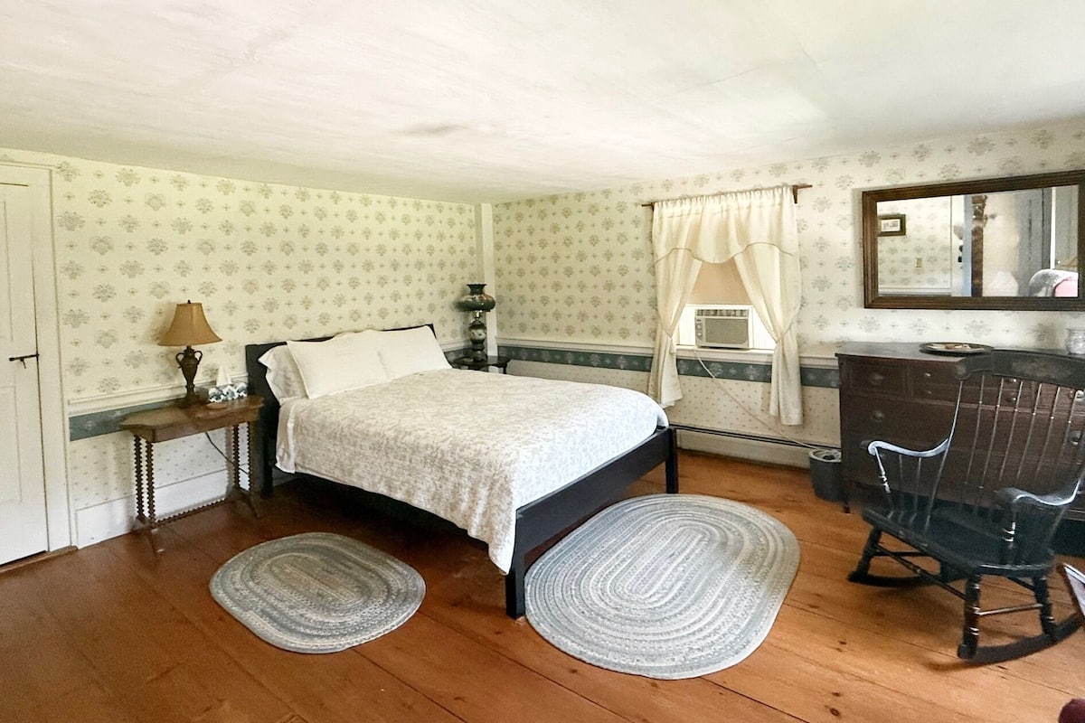 Premium bedding, iron/ironing board, free WiFi, bed sheets