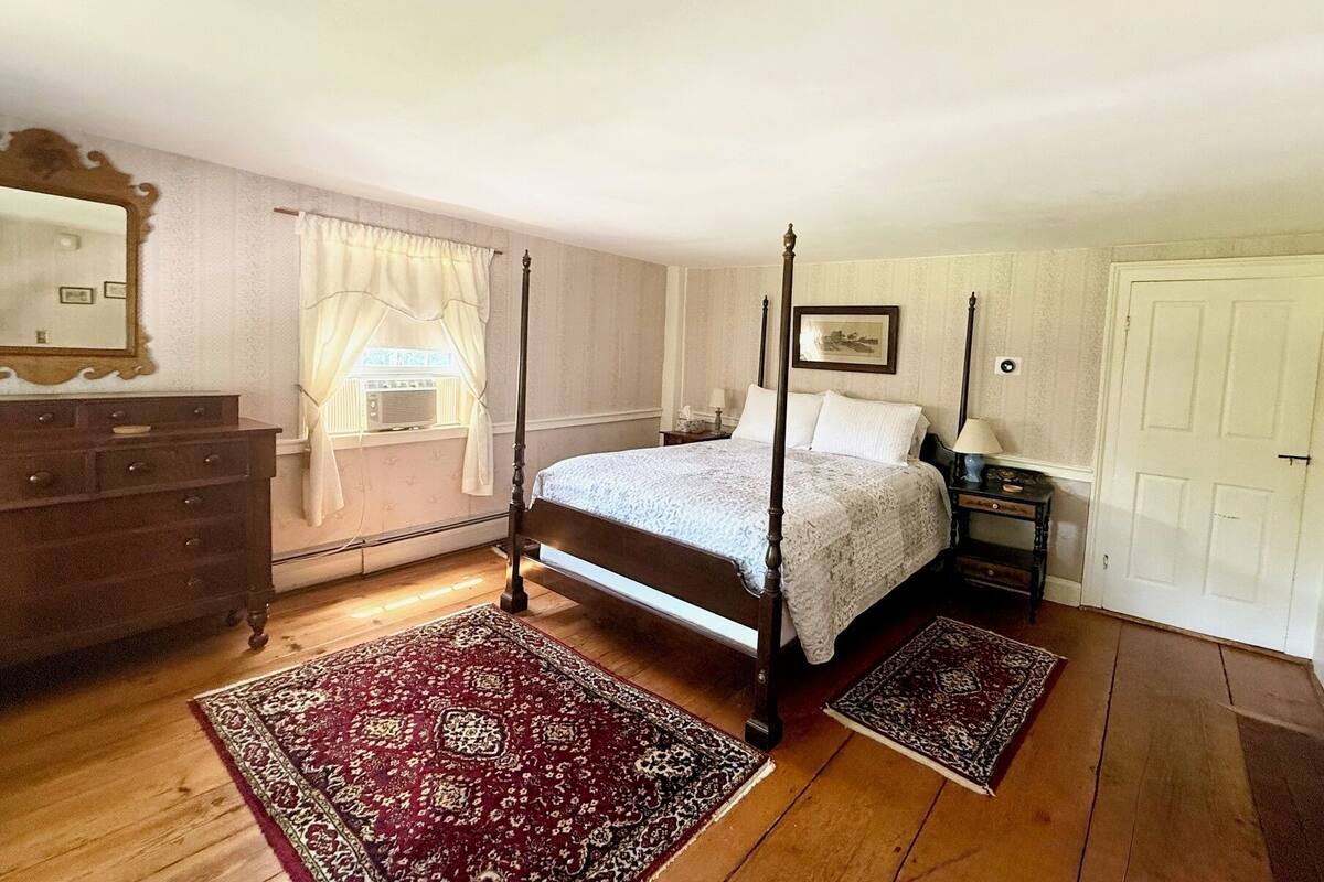 Room, 1 Queen Bed | 1 bedroom, premium bedding, iron/ironing board, free WiFi