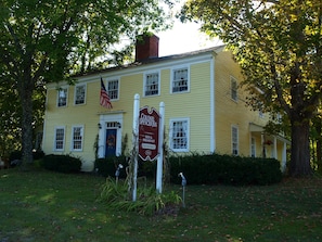 Colonel Spencer Inn offers bed and breakfast services in a traditional colonial-style building surrounded by lush greenery.