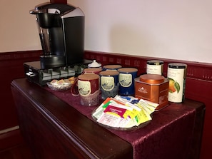 Articles de toilette griffés, séchoir à cheveux, serviettes fournies