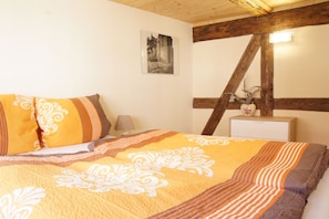 Classic Apartment, 2 Bedrooms, Kitchen, City View (5)