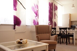 Classic-Apartment, 1 Schlafzimmer, Küche, Gartenblick (2) | Wohnbereich | Flachbildfernseher