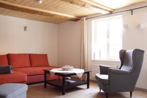 Klassiek appartement, 2 slaapkamers, keuken, uitzicht op stad (5) | Woonruimte | Een flatscreentelevisie