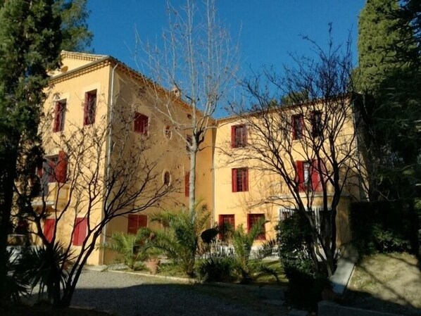 Front of property - Villa Roumanille (Aix-en-Provence)
