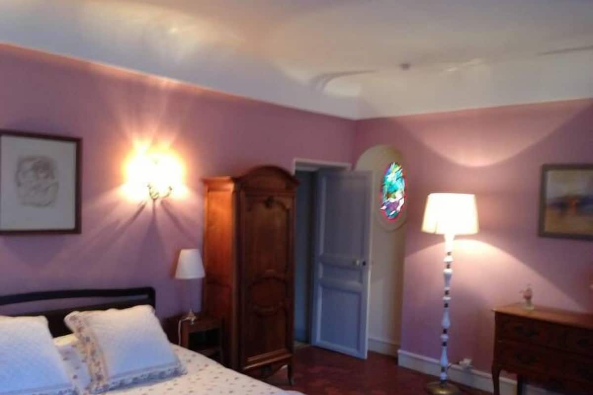 Deluxe Double Room (Turner) | Premium bedding, iron/ironing board, WiFi (free)