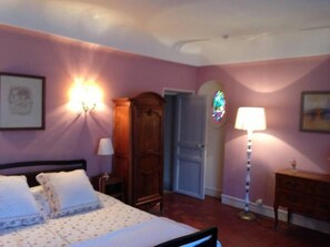 Quarto casal luxo (Turner) | Roupas de cama premium, ferros/tábuas de passar roupa, Wi-Fi de cortesia
