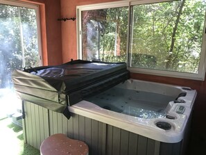 Boblebad, massasje med varme steiner og dypvevsmassasje