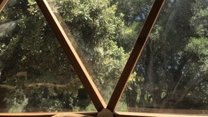Une pièce dotée d’une fenêtre au design géométrique, qui laisse entrer la lumière naturelle.
