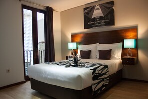 أغطية فراش متميزة وميني بار وخزنة داخل الغرفة وتجهيزات عازلة للصوت