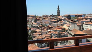 Un paisaje urbano con una torre destacada y edificios muy juntos.