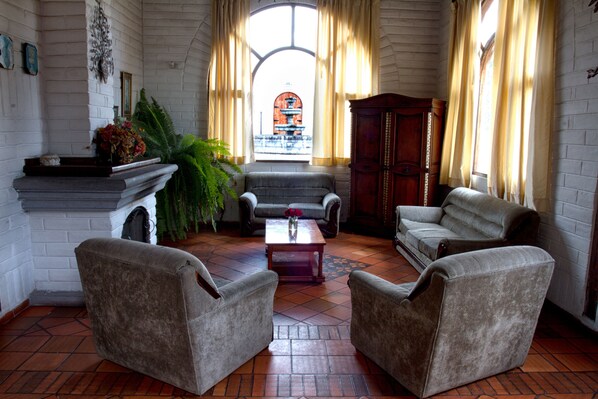 Lobby lounge