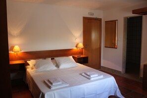Double Room | Minibar, soundproofing, iron/ironing board, cots/infant beds - Propriedade do Pires (Guimarães)