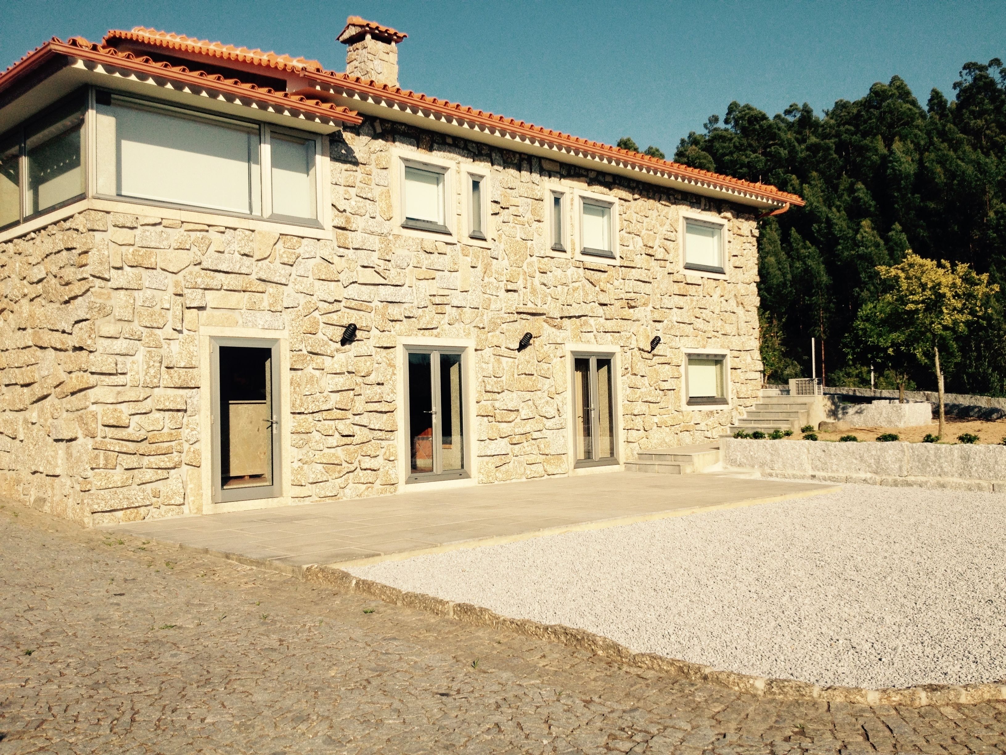 Vista frontal de la propiedad