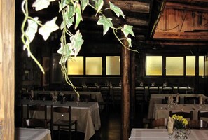 ランチ、ディナーに営業