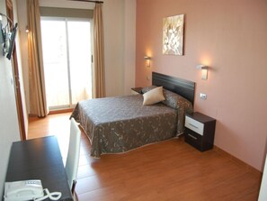 Schreibtisch, schallisolierte Zimmer, Zustellbetten, kostenloses WLAN