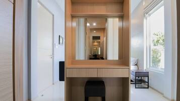 Buồng tắm vòi sen, khăn tắm, dầu gội