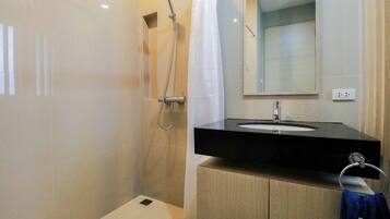 3 bedrooms, desk, laptop workspace, blackout curtains