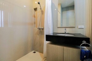3 bedrooms, individually furnished, desk, laptop workspace - Chaum Haus Pool Villa (Cha-am)