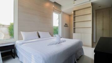 3 phòng ngủ, trang bị nội thất với thiết kế riêng biệt, bàn