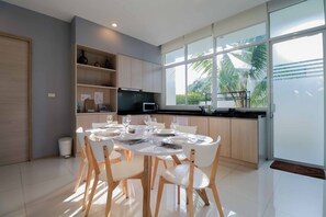Full-sized fridge, microwave, stovetop, electric kettle - Chaum Haus Pool Villa (Cha-am)