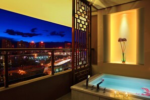 Family Suite | Bathroom amenities | Separate tub and shower, free toiletries, hair dryer, bathrobes
