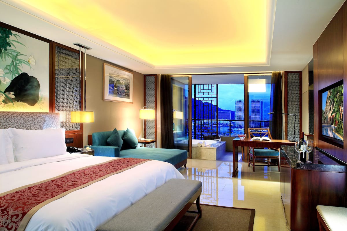 Business Room (Deluxe) | Minibar, in-room safe, desk, blackout curtains