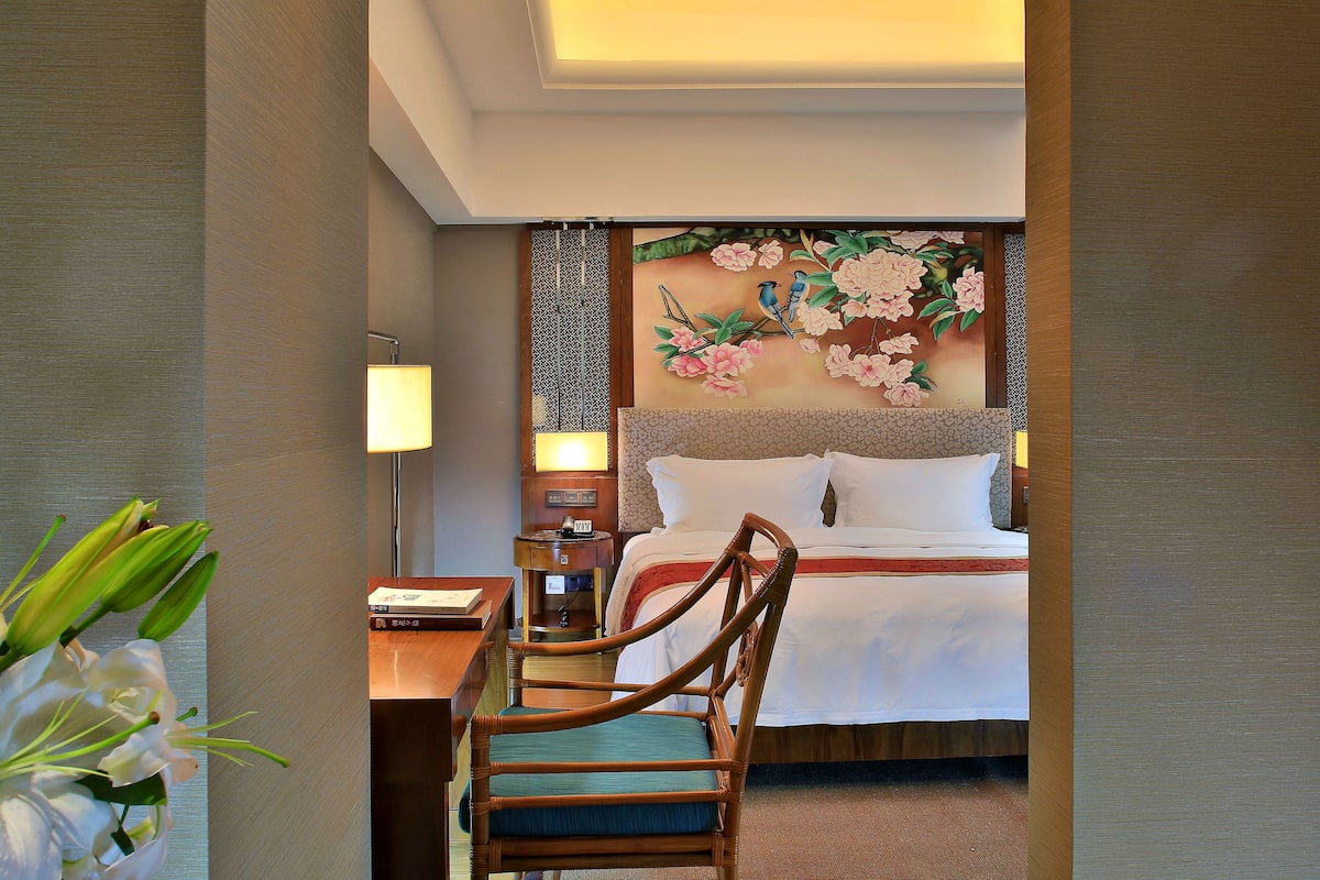 Honeymoon Suite | Minibar, in-room safe, desk, blackout curtains
