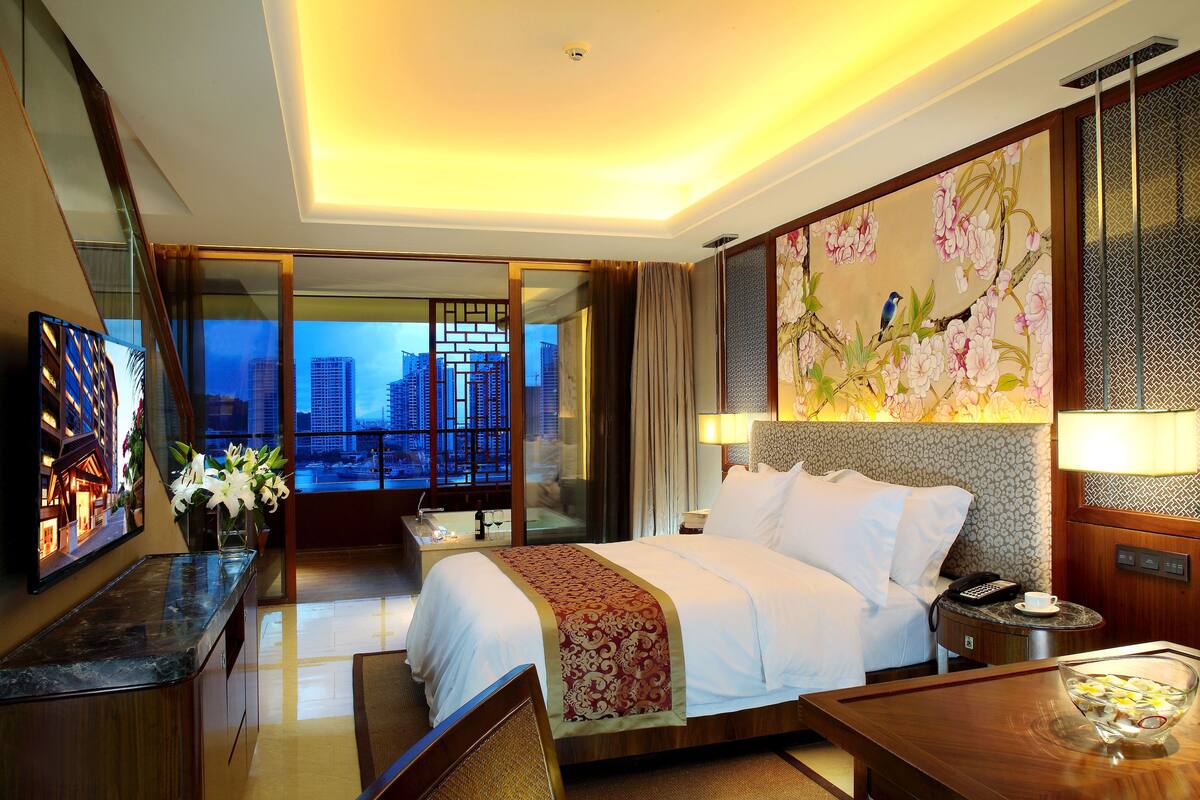 Family Suite | Minibar, in-room safe, desk, blackout curtains